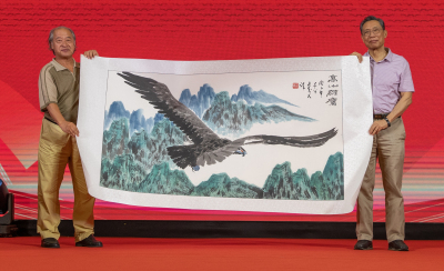 8月2日，中国美术家协会副主席、天津市文联副主席、天津美协主席、画家王书平应邀赴广州参加有关方面举办的健康扶贫、抗疫捐赠活动时，向抗疫英雄钟南山院士赠送95CMX177CM国画作品《高山雄鹰》并共同合影。.jpg